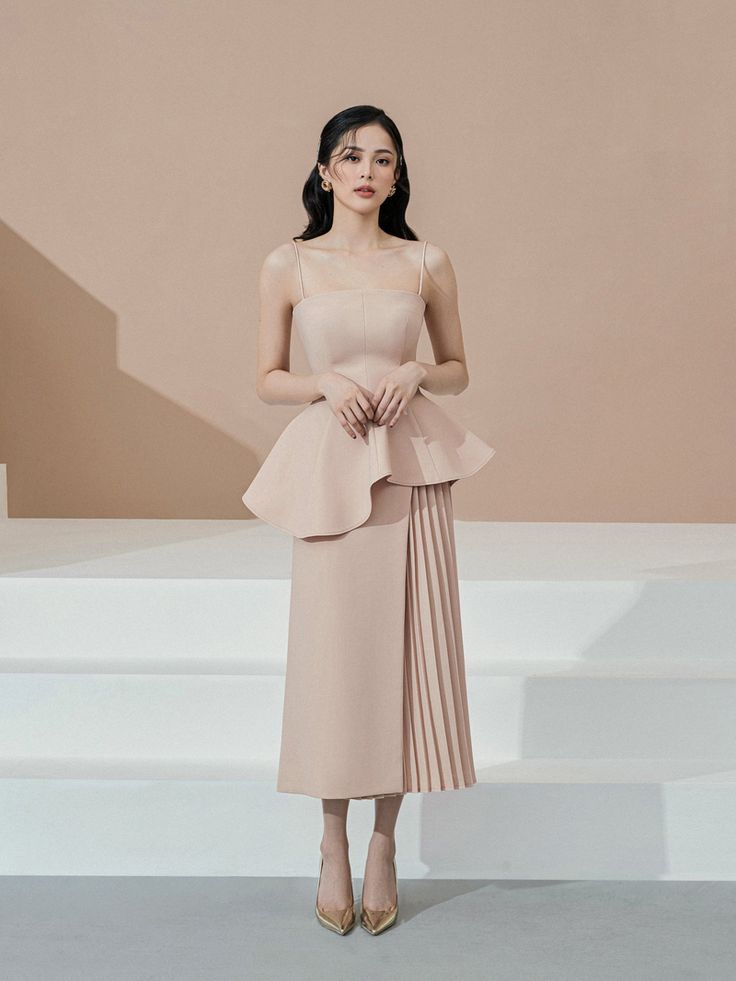 Dáng hình trở nên cân đối và thanh thoát hơn nhờ vòng eo nhỏ nhắn được vẽ rõ nét từ phần ly xếp.