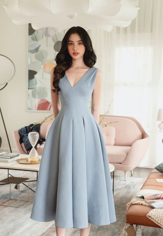 Đầm chữ A mang lại vẻ thanh lịch và sang trọng, giúp phụ nữ trung niên có vóc dáng cân đối và nữ tính.