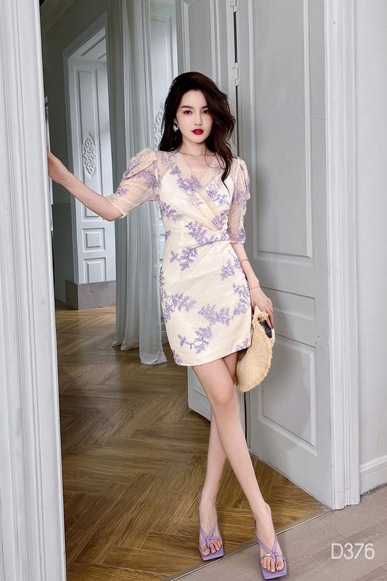 Đầm có thiết kế dáng chéo vạt giúp che đi những khuyết điểm nhỏ, mang lại vẻ trẻ trung.